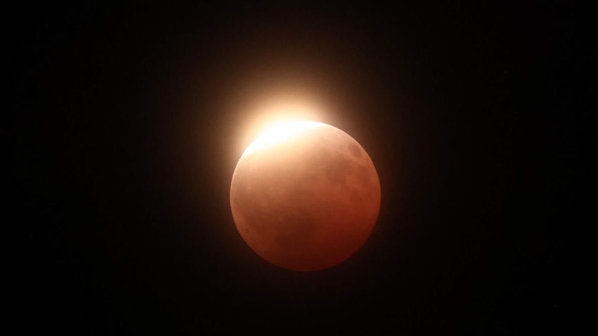 Vista del eclipse de esta madrugada tomada desde California (EEUU)