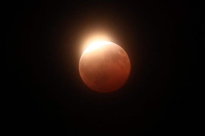 Una luna roja pone el broche a un eclipse que maravilla a medio mundo