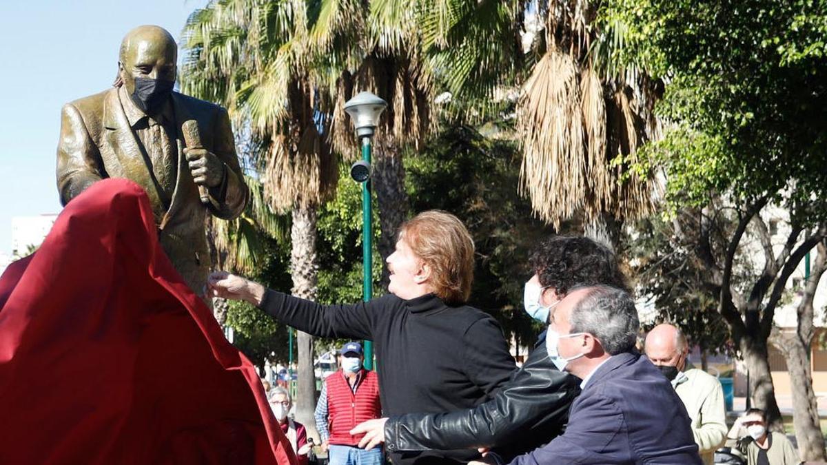 La estatua de Chiquito de la Calzada, inaugurada