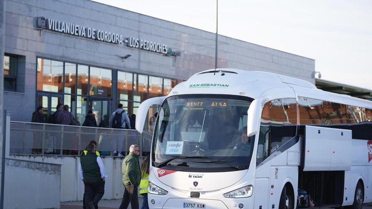 Imagen de autobuses en la estación de Villanueva de Córdoba-Los Pedroches desde donde Renfe tiene previsto el trasbordo de pasajeros por carretera hasta Córdoba.