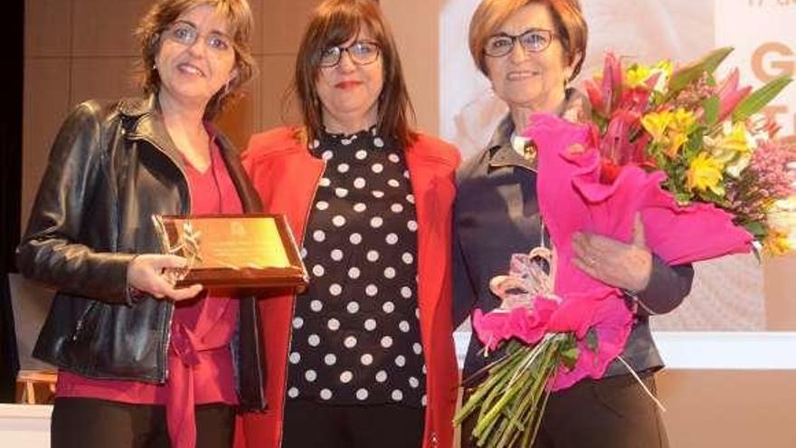 Entrega de la placa por el Día de la Mujer en Ribadumia. // Noé Parga