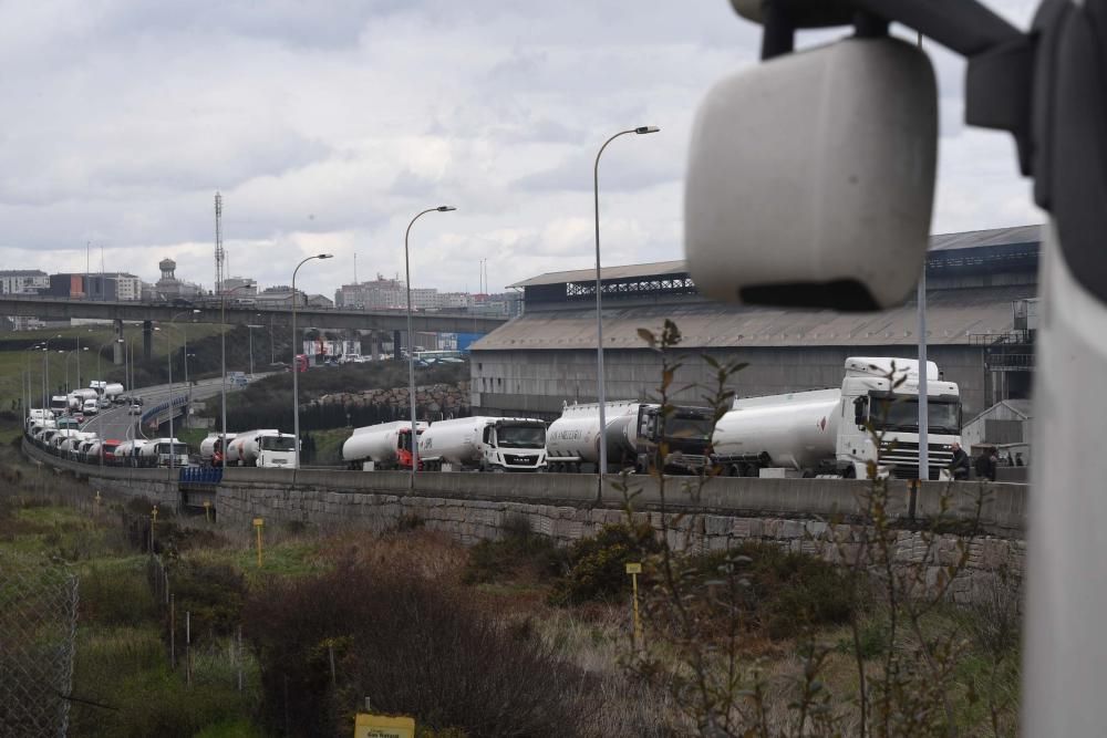 Varias veces al mes los transportistas ocupan las aceras mientras esperan para entrar a CLH.