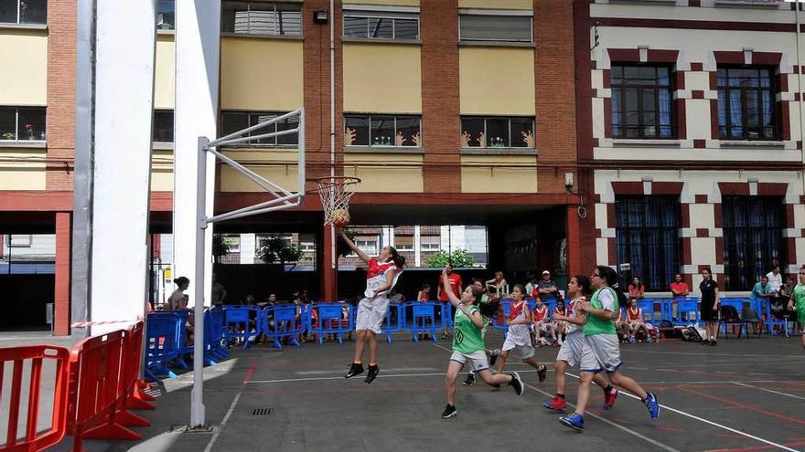 Uno de los partidos del torneo de baloncesto en el Liceo.