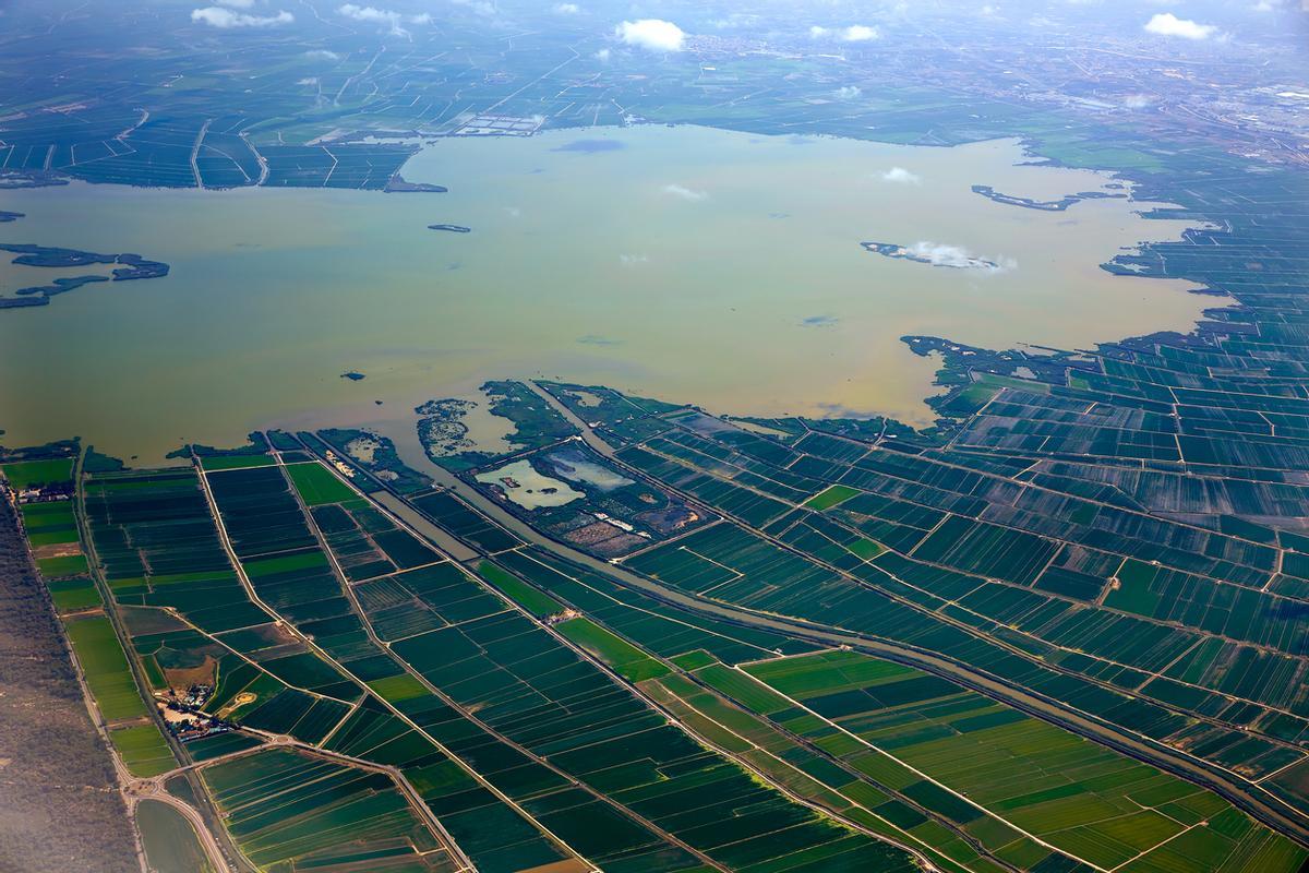 El inmenso lago de La Albufera desde el aire.