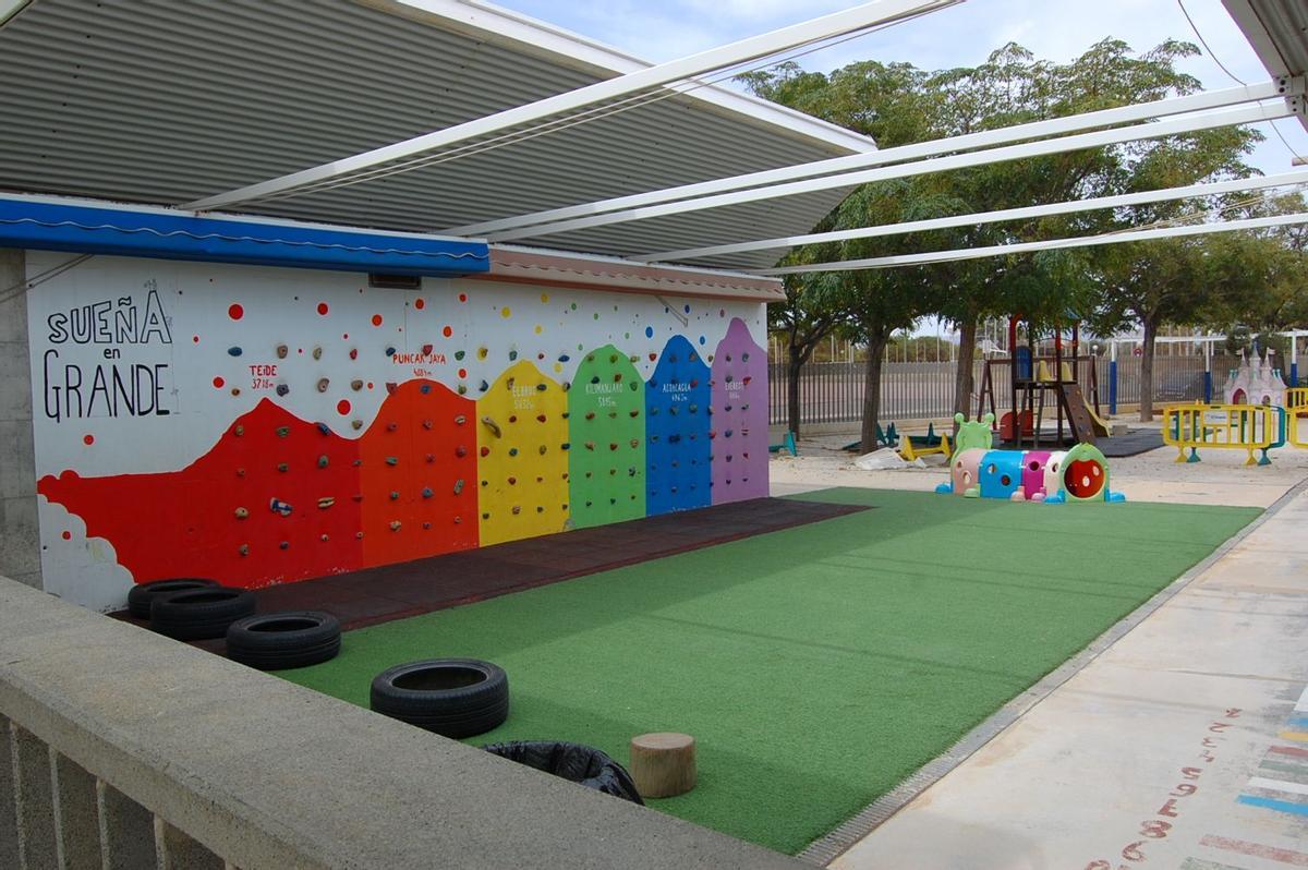 Rocódromo del colegio, junto a la zona de fuegos infantiles.