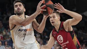 Campazzo, anste Sulejmanovic, en un momento del Madrid-Zaragoza.