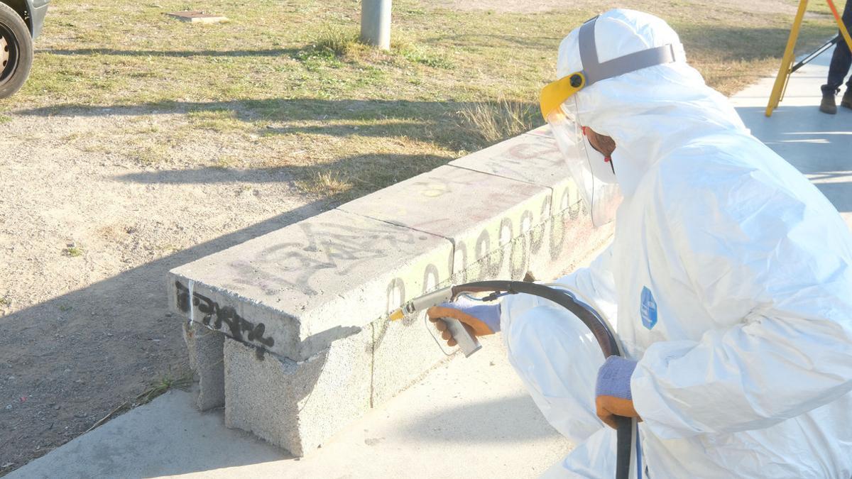 Limpieza de un grafiti por parte del equipo de limpieza de Gavà