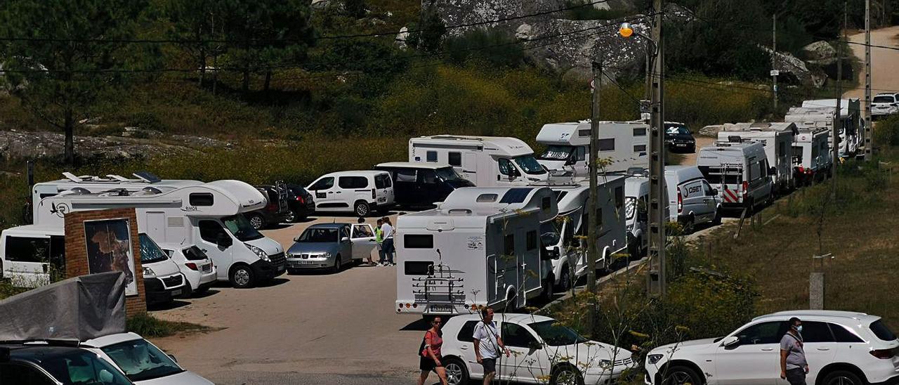 Caravanas y vehículos ayer en Chan de Esqueiros, en el acceso a Cabo Udra. |   // SANTOS ÁLVAREZ