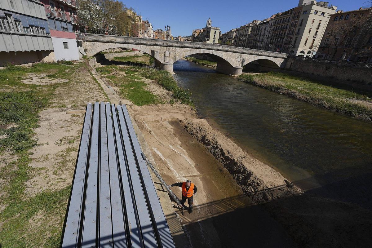 Els trebals d'emergència a la Plaça Catalunya de Girona