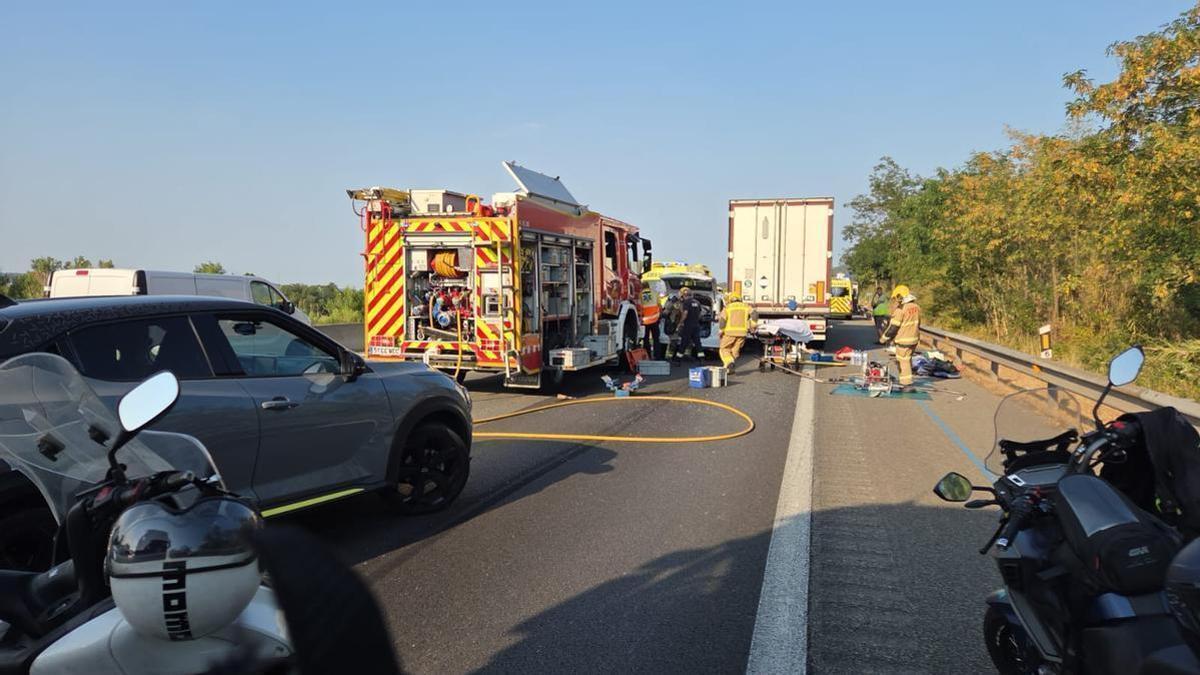 Serveis d’emergència treballant en l’accident de l’AP-7 a Sant Celoni.