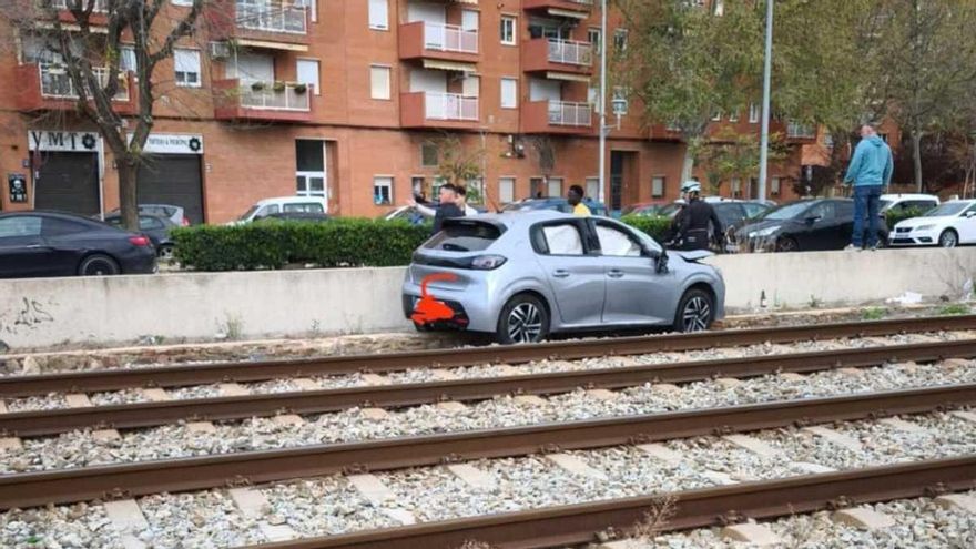 Les fotos de la caiguda d&#039;un cotxe a les vies de l&#039;R1