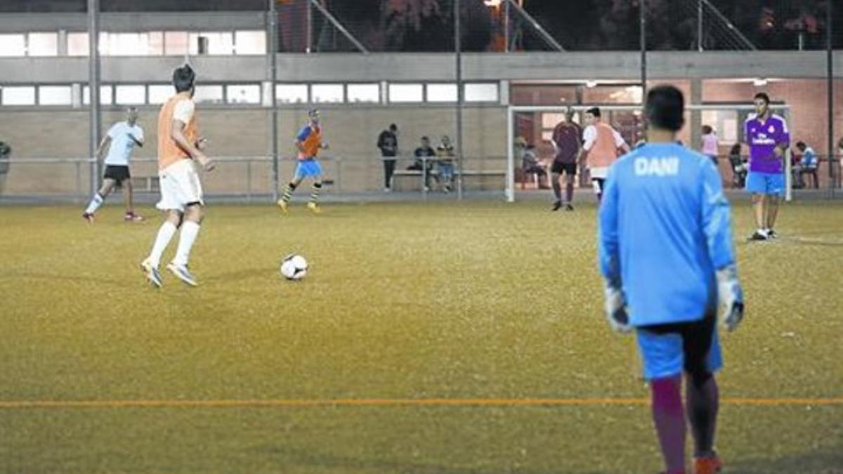 Campo de fútbol del Tibidabo Torre Romeu, en Sabadell, inspeccionado ayer en busca del origen del brote.