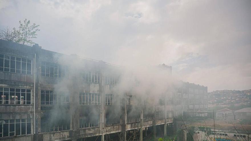 Se incendia la fábrica abandonada de Santa Clara del GEA en Vigo