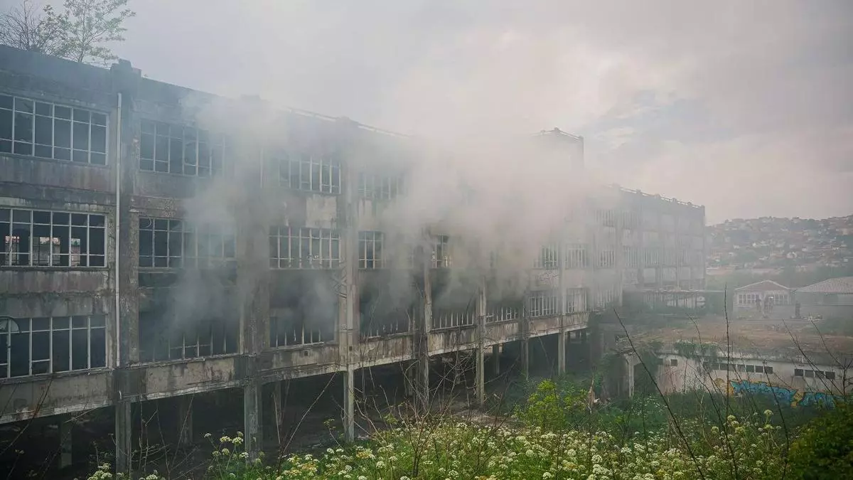 Arde una antigua fábrica del Grupo de Empresas Álvarez en Vigo