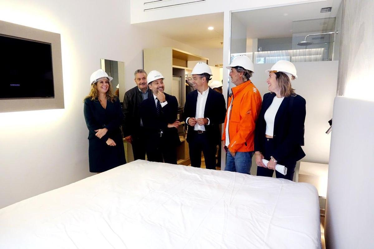 Visita del alcalde al nuevo hotel.