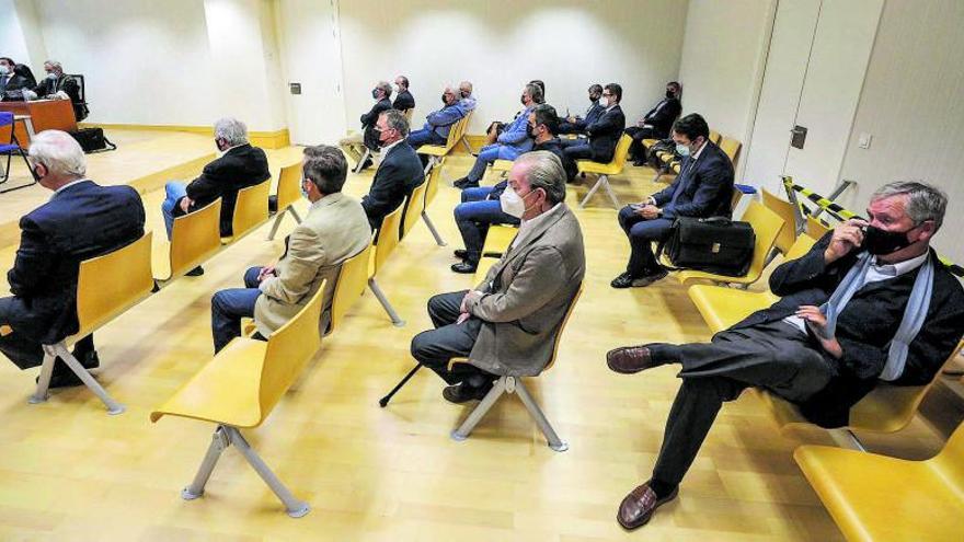 Panorámica ayer de la sala de vistas, con los acusados distribuidos siguiendo el protocolo de las medidas contra la covid.  | ANTONIO AMORÓS