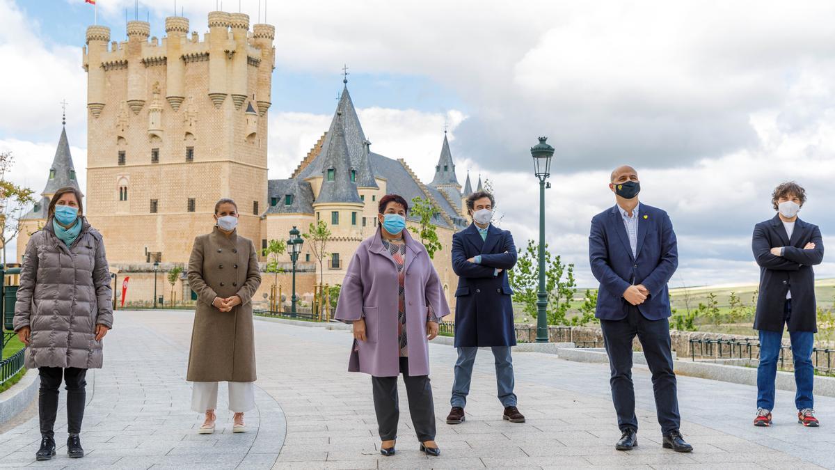 La alcaldesa de la capital, Clara Luquero, y el viceconsejero de Desarrollo Rural de la Junta de Castilla y León, Jorge Llorente, asisten a la grabación de Masterchef Celebrity en Segovia durante la prueba de exteriores en el Alcázar.