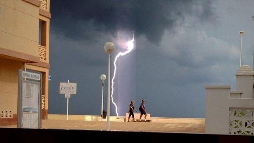 Dos heridos tras caer un rayo en una playa de Valencia