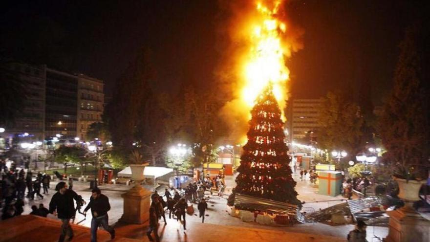 IU felicita la Nochebuena con un árbol en llamas para criticar &quot;la austeridad&quot;