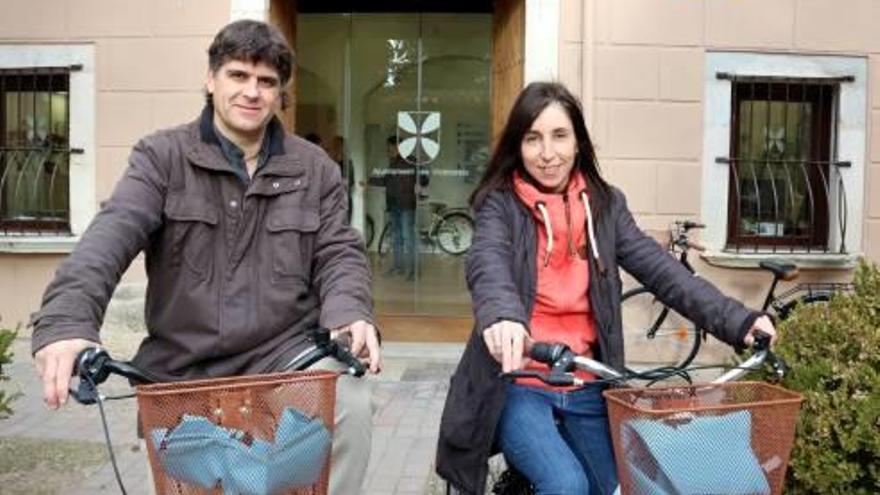 Jordi Avellí i Ana Grabulosa, veïns de Vilablareix, amb les seves bicicletes bonificades.