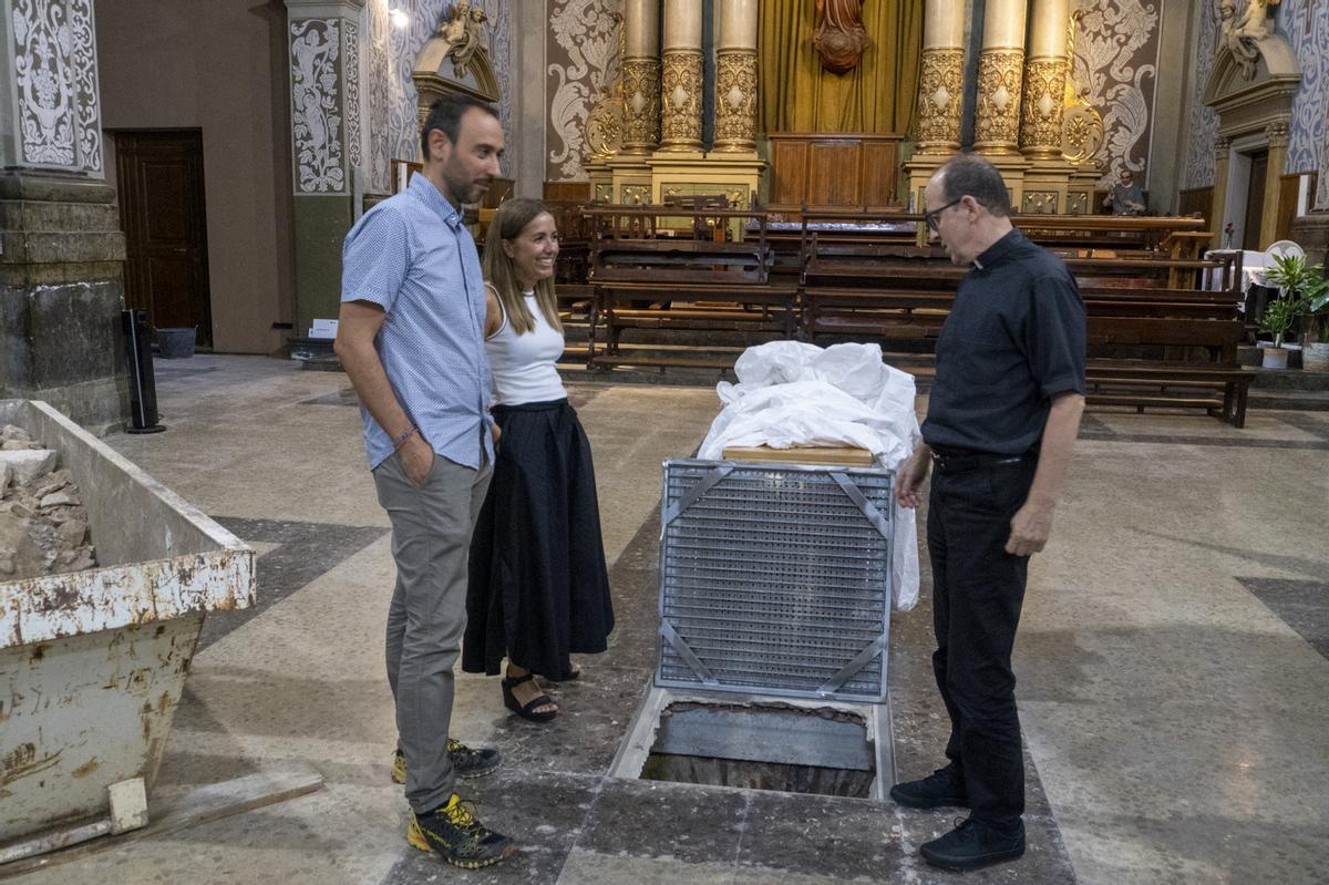 La apertura de la cripta de la iglesia de Sant Agustí de Tarragona, junto a los promotores de las tareas de recuperación.