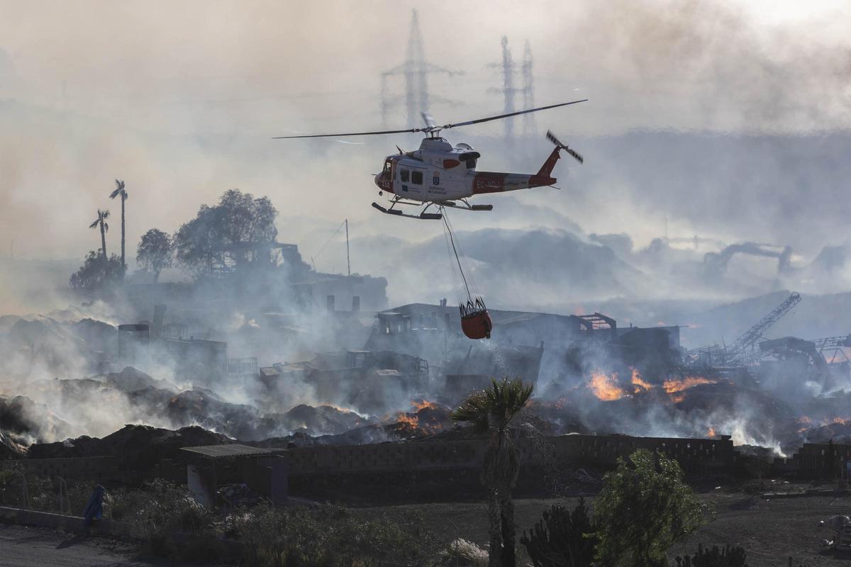 Incendio en Tenerife: continúan los trabajos de bomberos, que pueden durar varios días