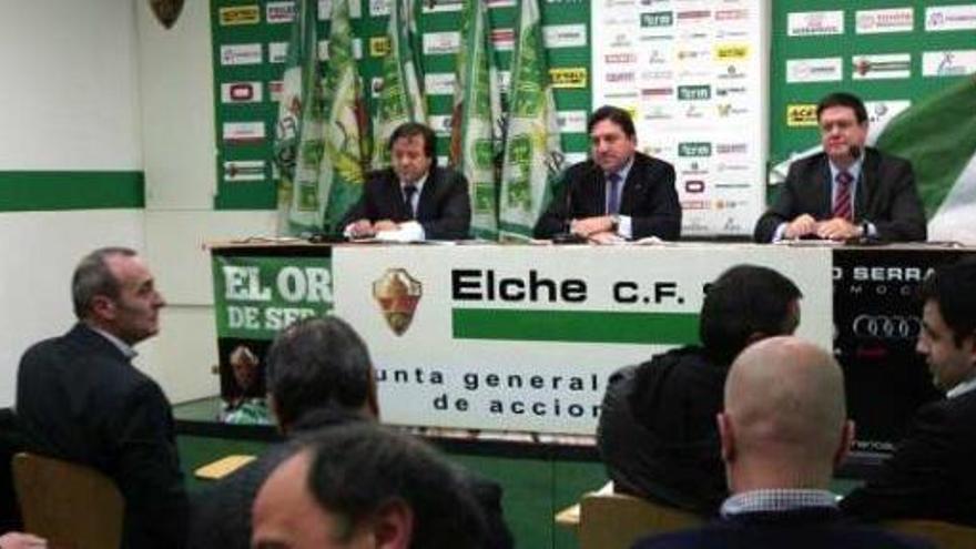 Tomás Alvarado, José Sepulcre y Pedro Martínez, en la mesa presidencial.