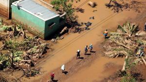 Las personas buscan refugio tras el paso del ciclón Idai en Mozambique.