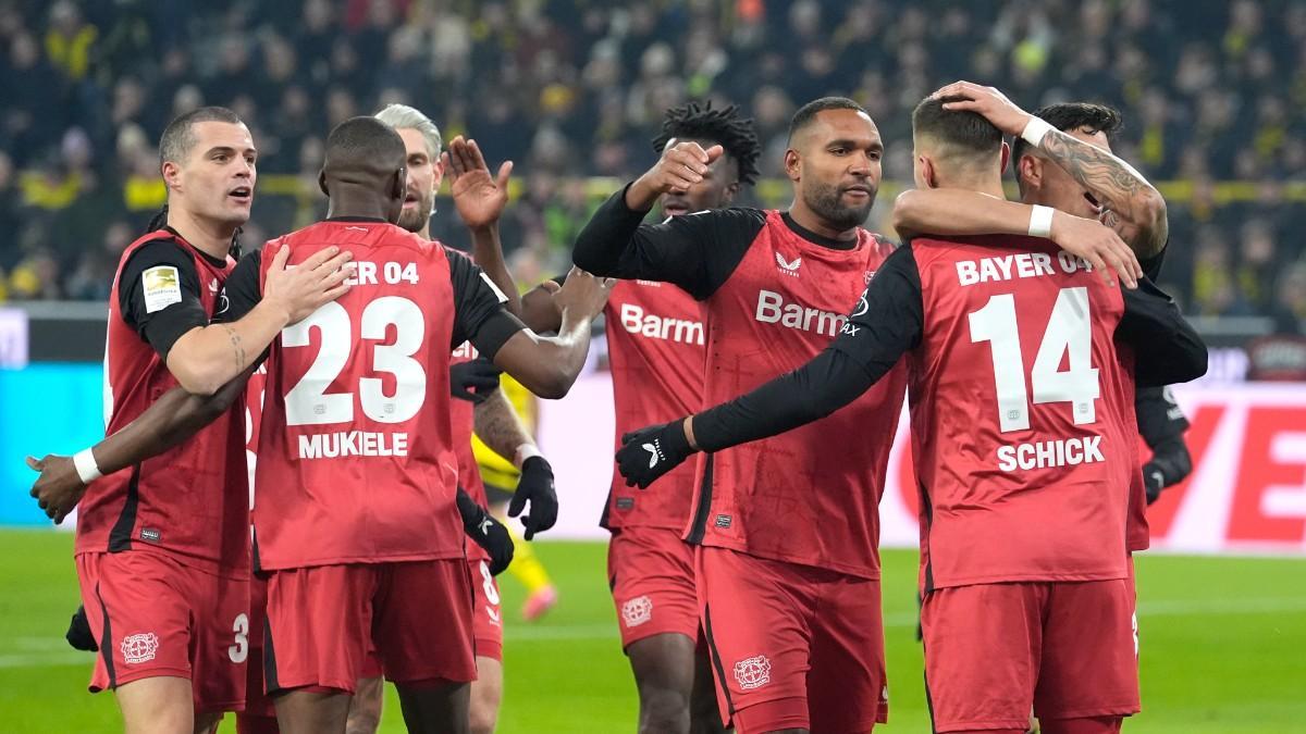 Los jugadores del Leverkusen celebran el tanto en el Signal Iduna Park