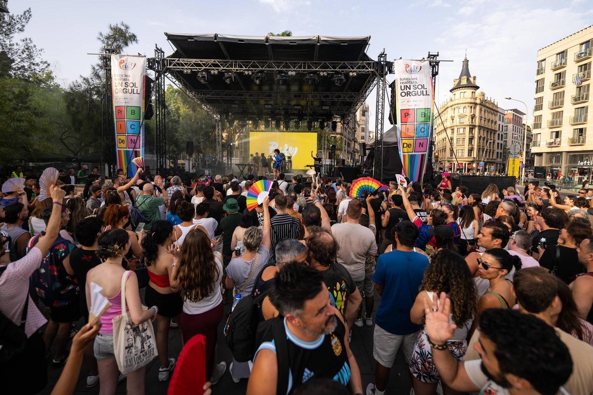 María Peláe, hace el pregón del Pride en la plaza Universitat