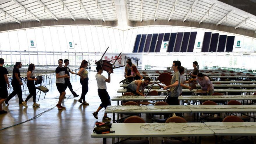 Los voluntarios colocan las sillas en los puestos que en una semana ocuparán los 2.000 participantes de TLP Tenerife.