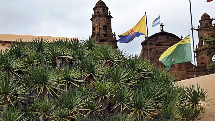 Bandera a media asta en el Ayuntamiento de Gáldar. | José Mendoza