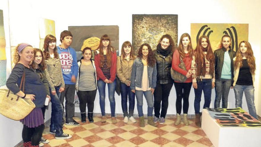 Parte del grupo de alumnos de cuarto de ESO, con su profesora, la primera a la izquierda.