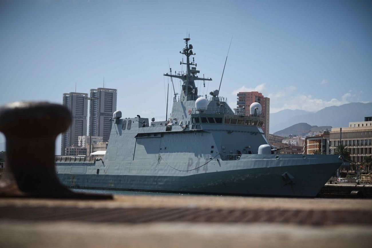 Llegada del barco de la armada Tornado al Puerto de Santa Cruz