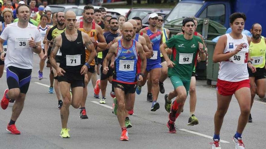 Participantes en la carrera popular de Llaranes.