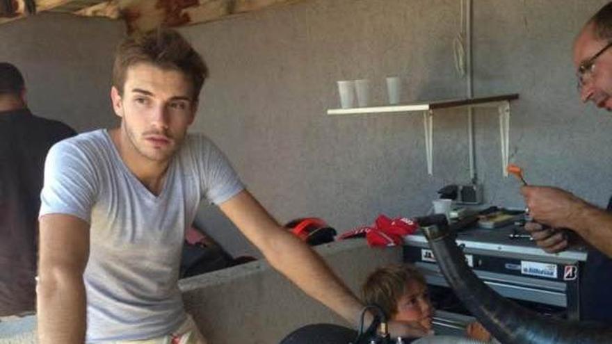 Jules Bianchi, con un kart en su garaje