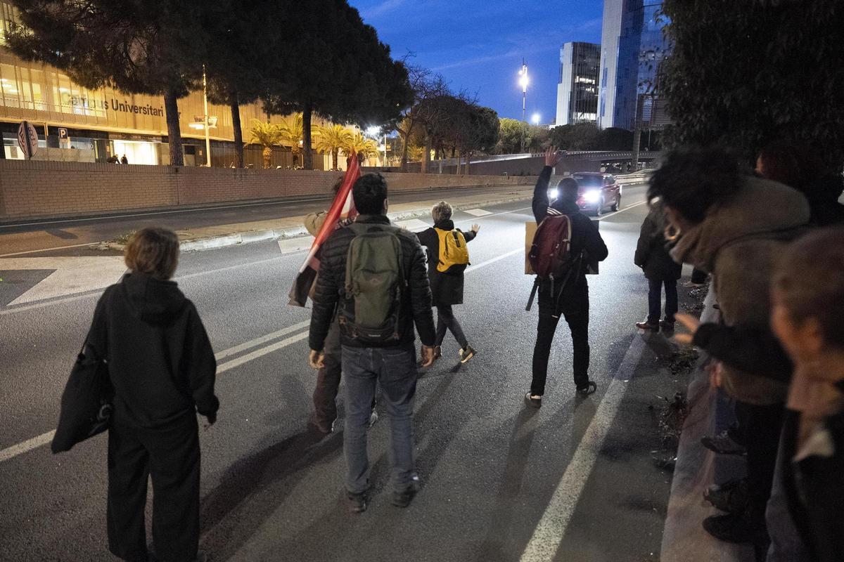 Los profesores cortan la ronda litoral en la jornada de huelga de docentes Los profesores cortan la ronda litoral en la jornada de huelga de docentes