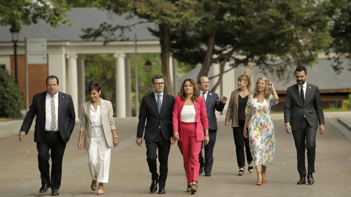 Els consellers i ministres Joan Ignasi Elena, Isabel Rodríguez, Félix Bolaños, Laura Vilagrà, Miquel Iceta, Natàlia Garriga, Yolanda Díaz i Roger Torrent, abans de la reunió de la taula de diàleg