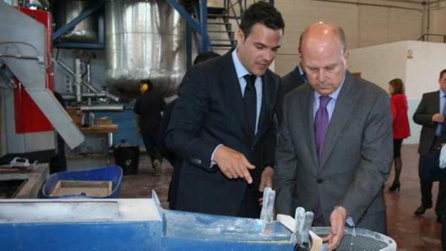 Visita del conseller de Economía, Máximo Buch, a las instalaciones de Forest en 2012.