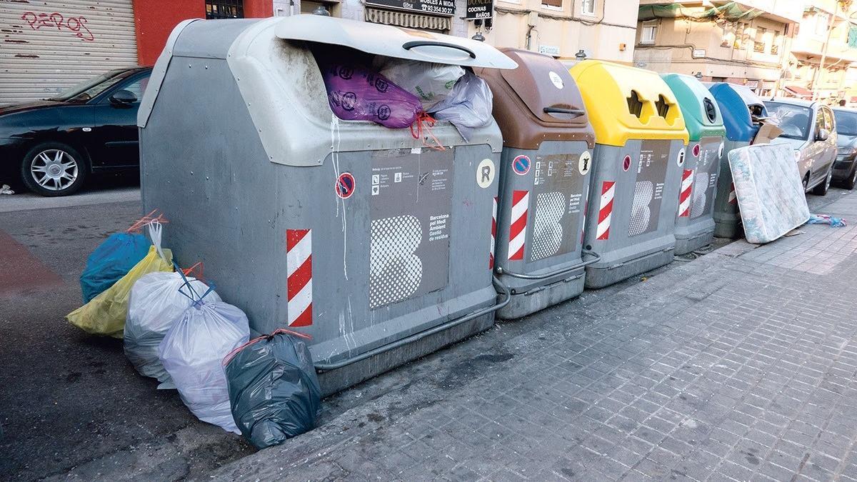 Contenedores de basura en una imagen de archivo