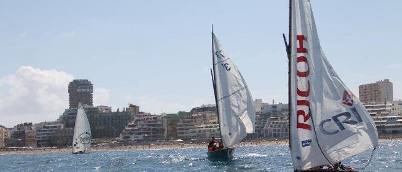 Imagen de la última regata del pasado domingo, con el &#039;CRI-Ricoh&#039; en primer término, a la derecha.