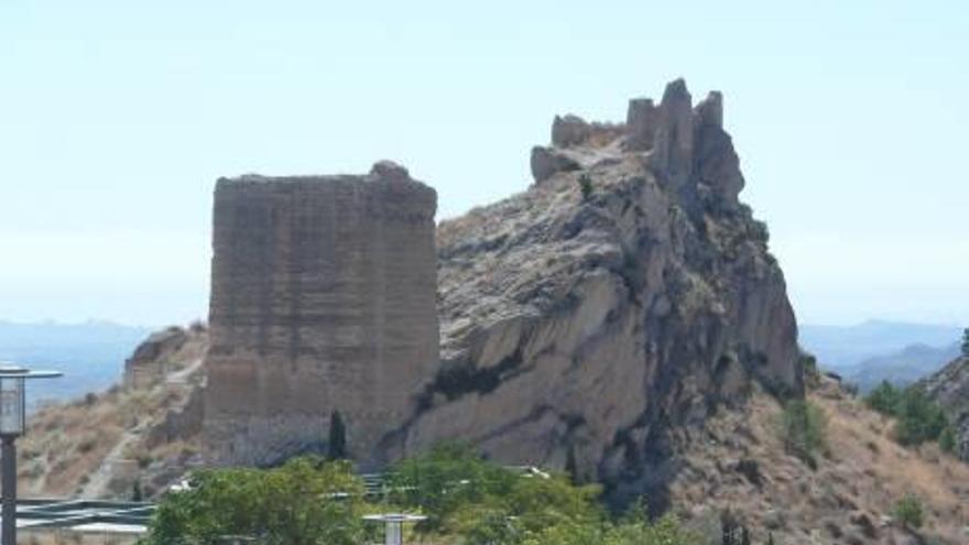 Imagen del Castillo de Xixona, con la Torre Grossa en primer término, y las playas de Alicante al fondo.