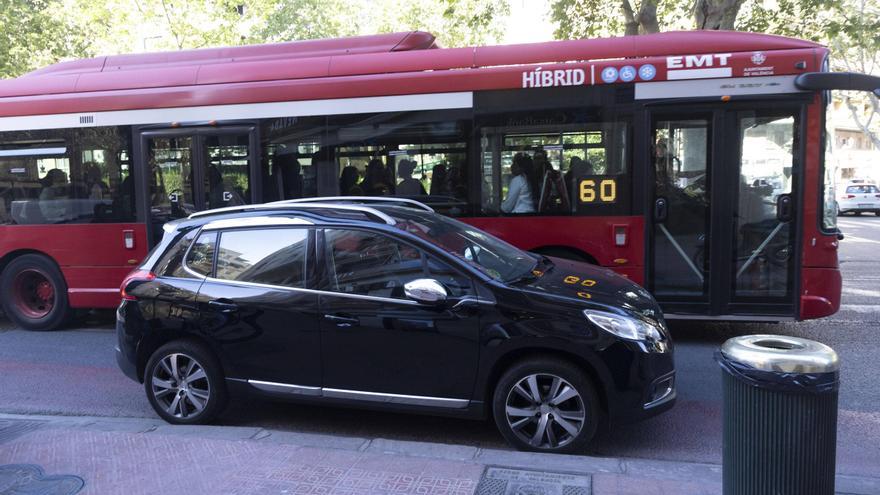 Hostelería y taxistas enfrentados por la posible vuelta del aparcamiento nocturno en el carril bus