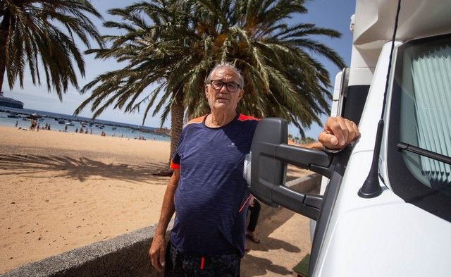 Caravanistas instalados en la zona de aparcamiento de la playa de Las Teresitas