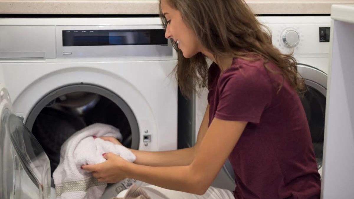 Camarada Excremento Rubicundo Cómo limpiar manchas de sangre | Cómo quitar las manchas con dos productos  que tienes en casa