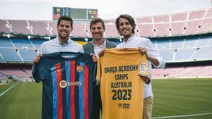 Miembros de la FCB Academy en el anuncio de su vuelta a Australia