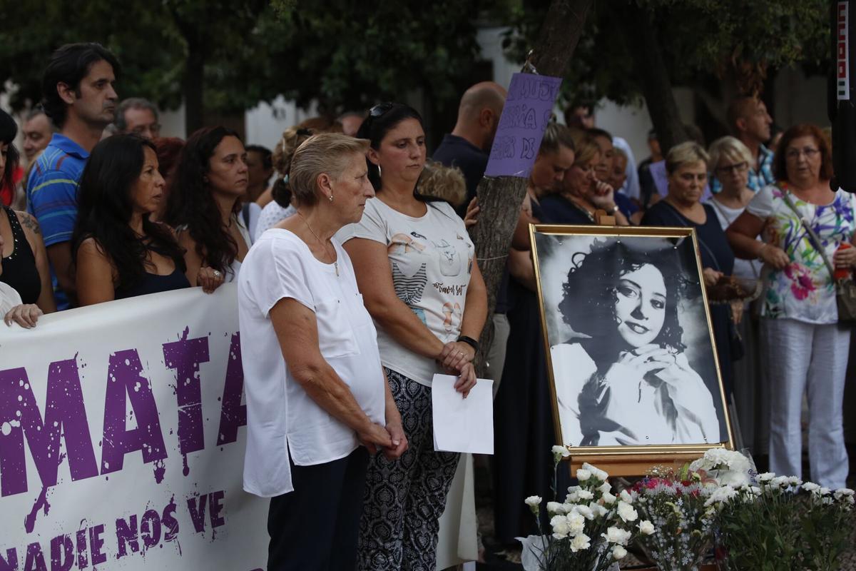 plaza de San Pedro. Concentración de la plataforma cordobesa contra violencia mujeres. Homenaje a Soledad Donoso
