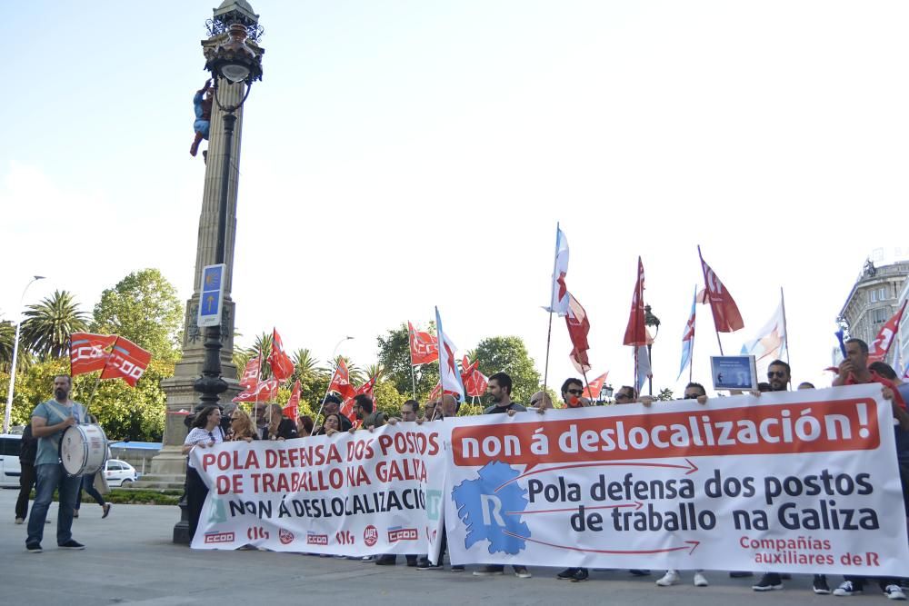 Trabajadores de Comfica,  empresa que presta el servicio de soporte telefónico de R para la provincia de A Coruña, se concentran para protestar contra la deslocalización de los puestos de trabajo.