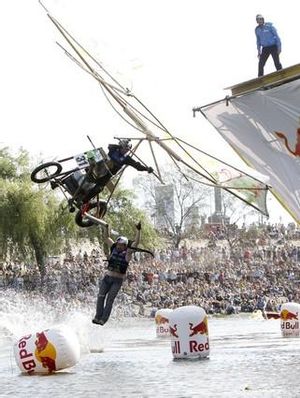 Els ’Ba Bikers’ competeixen, aquest dissabte a Kíev, pel Red Bull Flugtag, una cita publicitària que consisteix en una desfilada aèria d’avions artesanals.