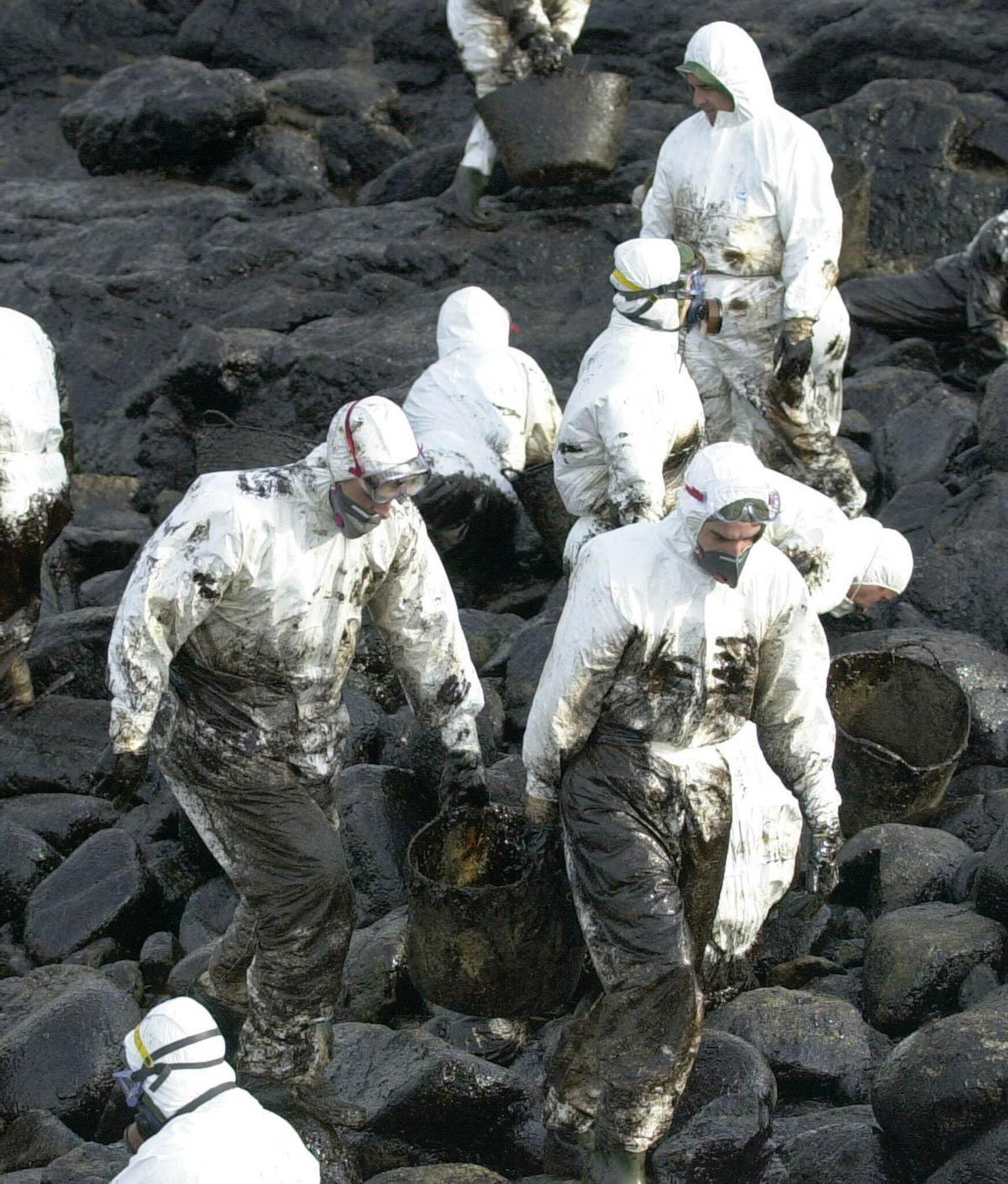 Voluntarios limpando o chapapote do Prestige en 2002.